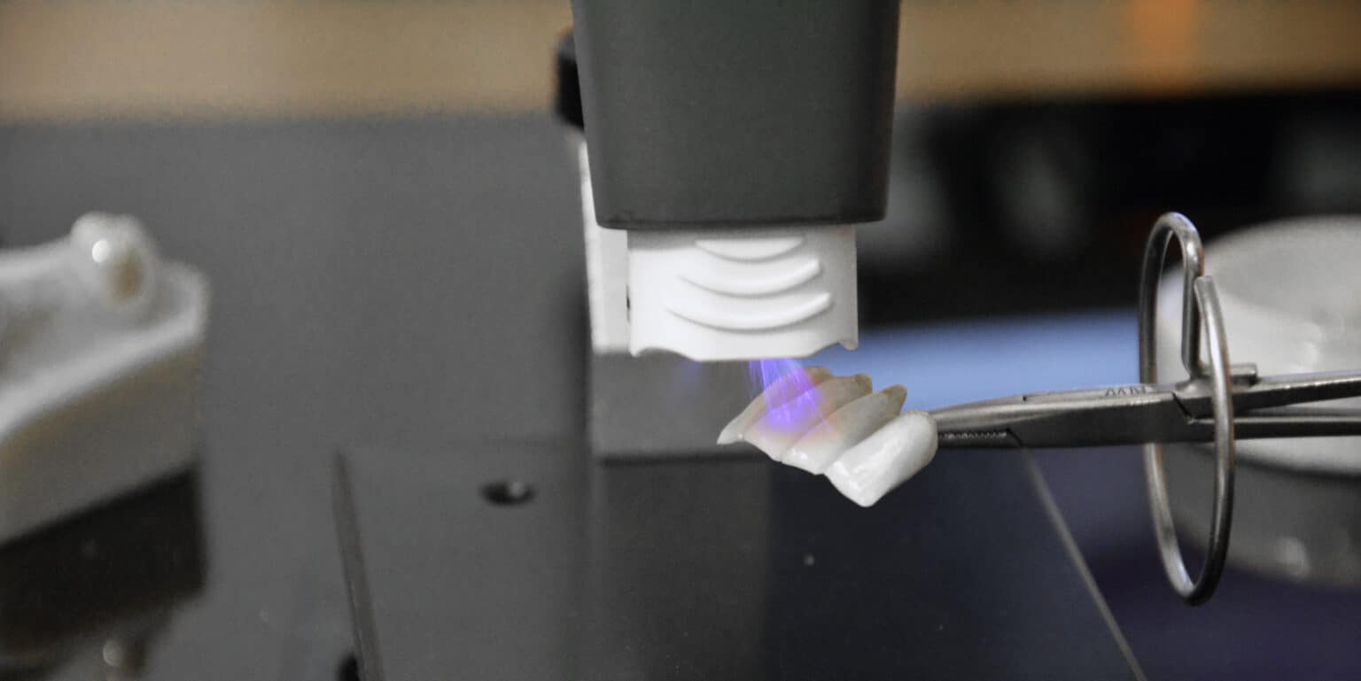 Anwendung des PiezoBrush PZ3 - Kaltes Plasma als Oberflächenkonditionierung, Bild von: relyon plasma GmbH