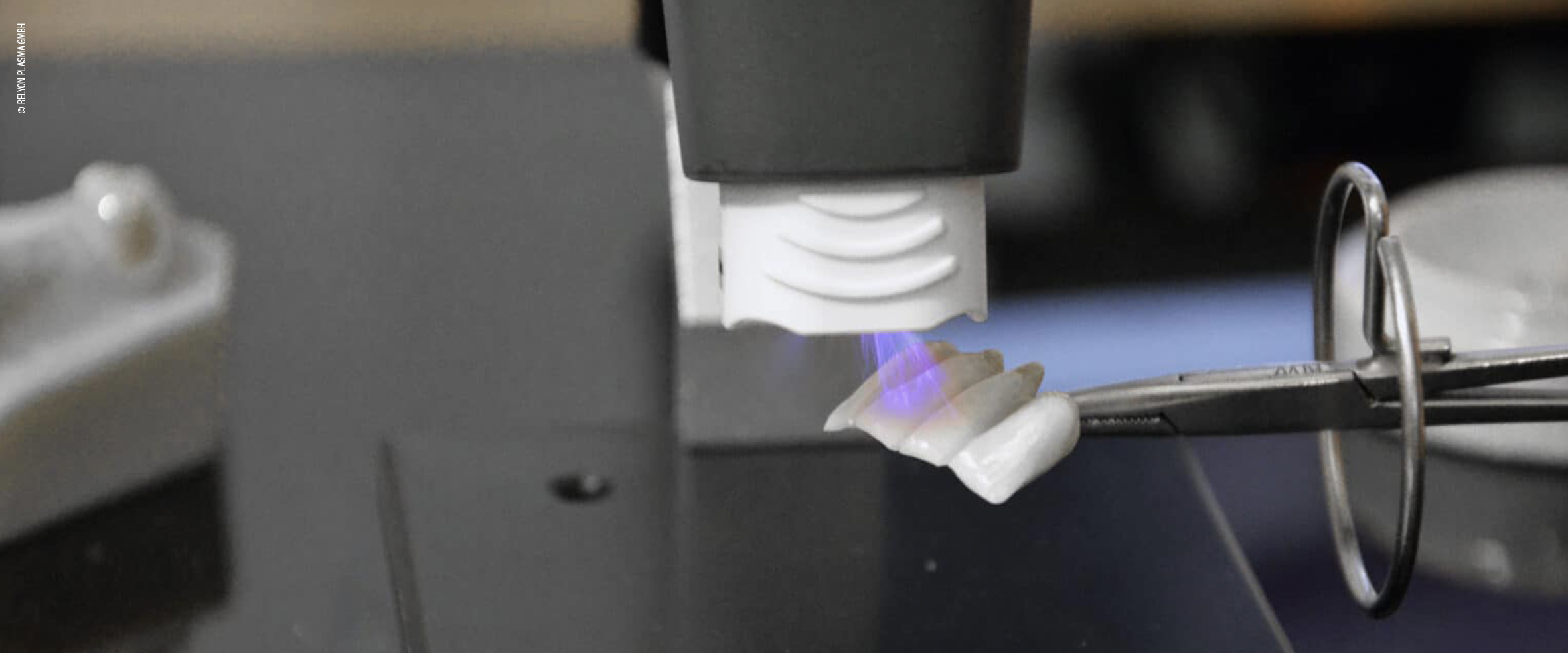 Anwendung des PiezoBrush PZ3 - Kaltes Plasma als Oberflächenkonditionierung, Bild von: relyon plasma GmbH